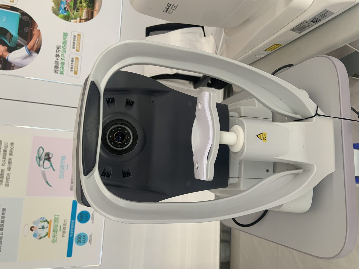中康视光眼镜门店的电脑验光仪